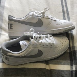 Men’s Nike tennis shoe